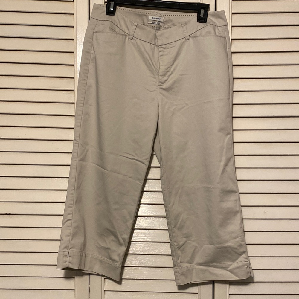 Dockers mid rise curvy capris